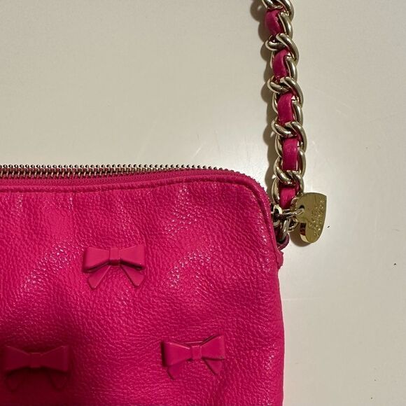 Betsey Johnson Hot Pink Bow Tie Crossbody Purse With Chain Strap - Picture 4 of 7